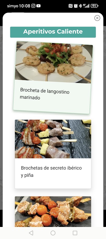 Selección de aperitivos calientes y opciones de catering en app de eventos