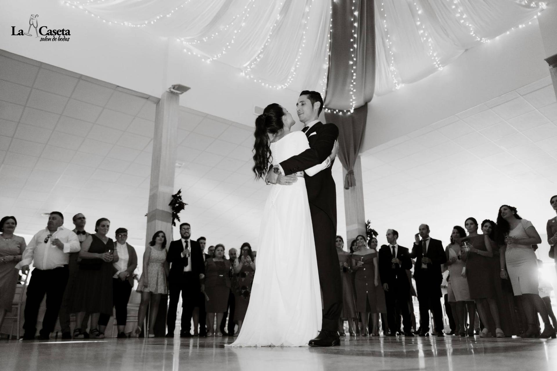 Primer baile de boda en salón elegante La Caseta, pista de baile para eventos y celebraciones en Montoro