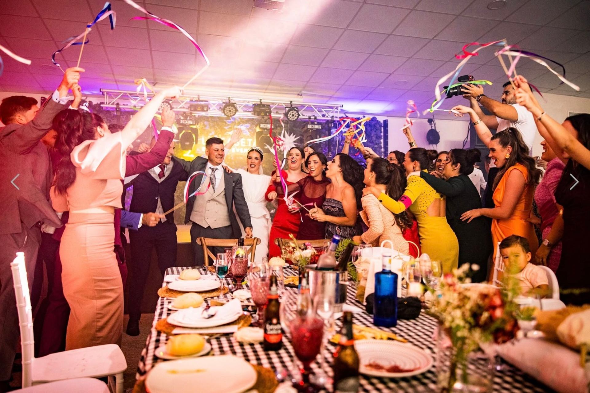 Celebración de boda en mesa con invitados en Salón La Caseta, banquetes y catering para eventos en Montoro