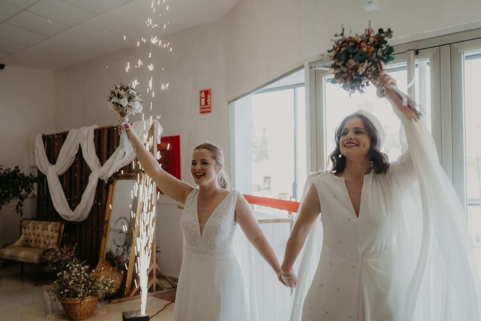 Novias celebrando su boda en Salón La Caseta Montoro, ambiente elegante y festivo para ceremonias