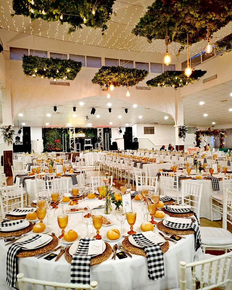 Salón de bodas La Caseta en Montoro decorado elegantemente con mesas y sillas para eventos y celebraciones